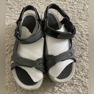 Brand new Gold Pigeon grey sandals, size EU 39